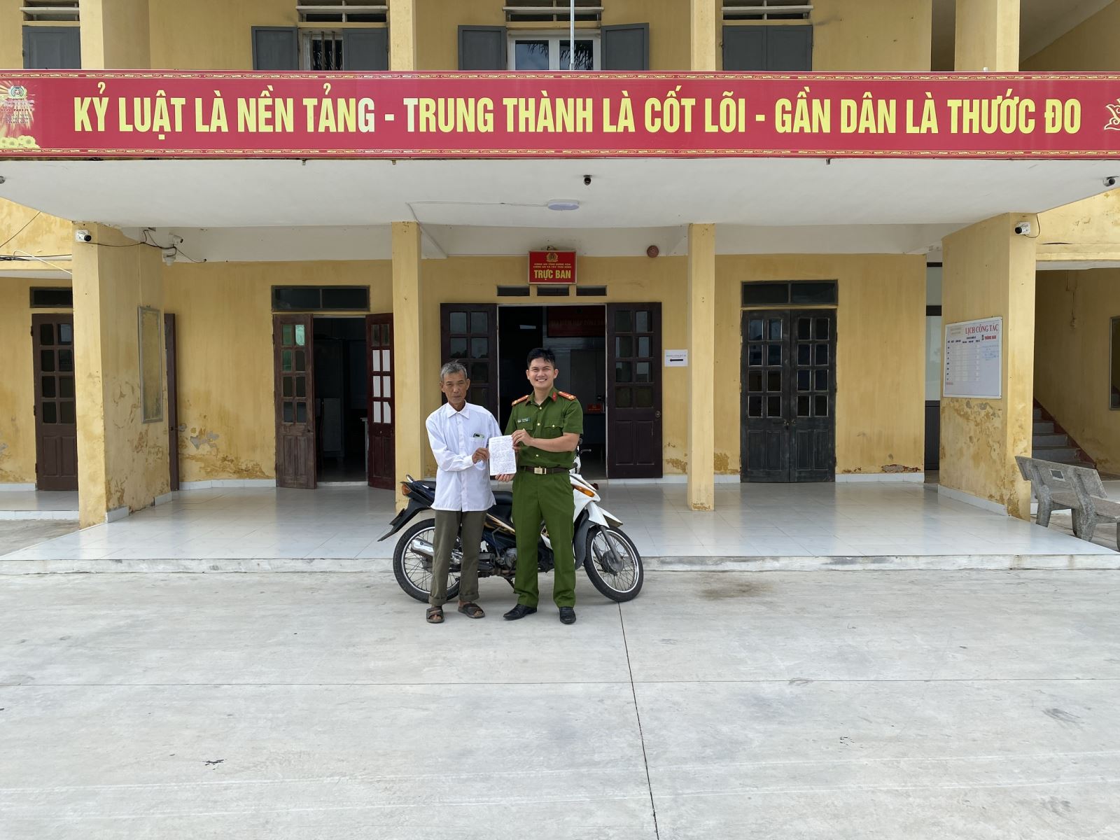 Công an xã Tây Thái Ninh kịp thời hỗ trợ đưa người dân bị điện giật đi cấp cứu