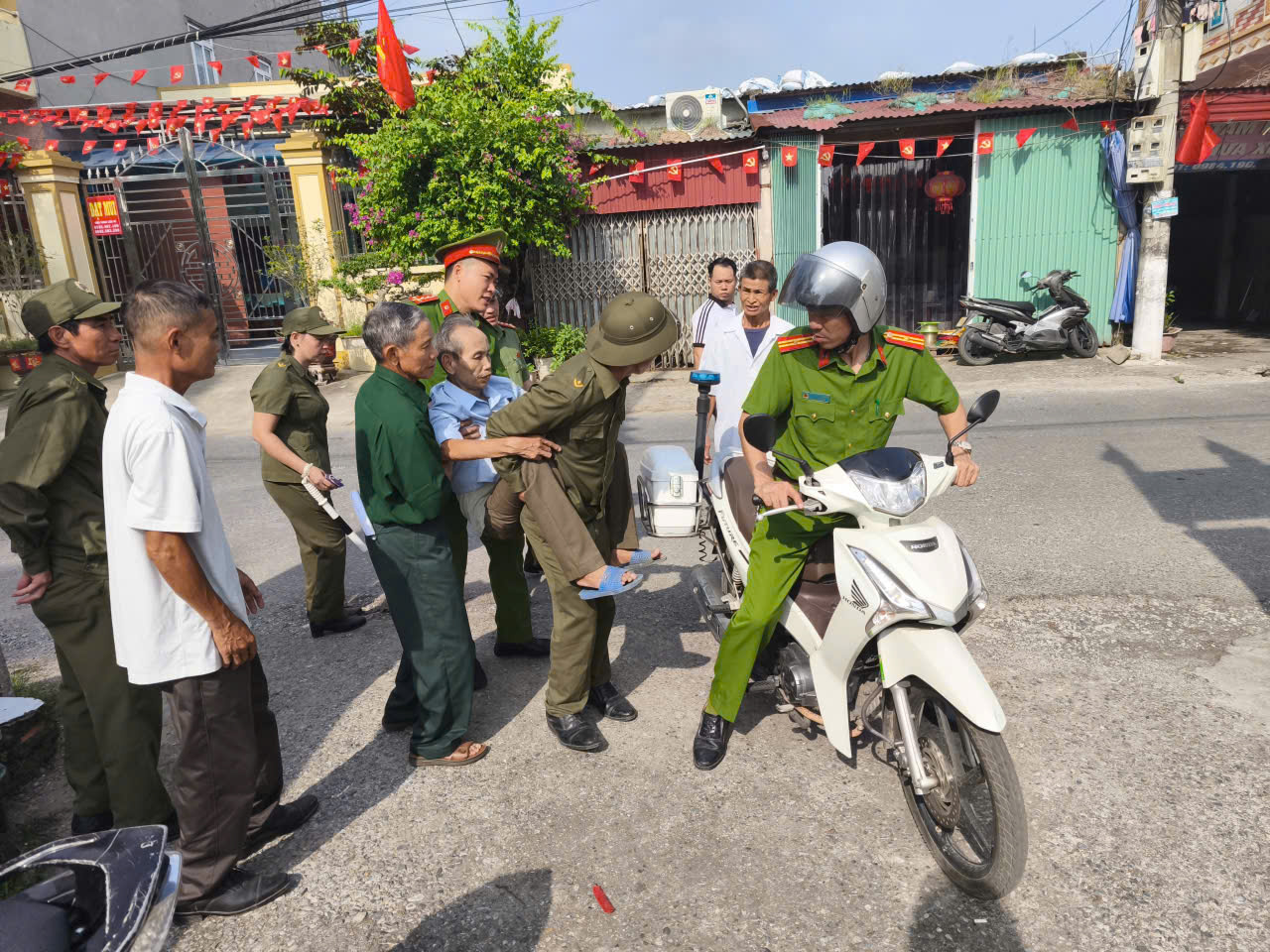 Cán bộ Công an xã Tiên La “Vì nhân dân phục vụ”