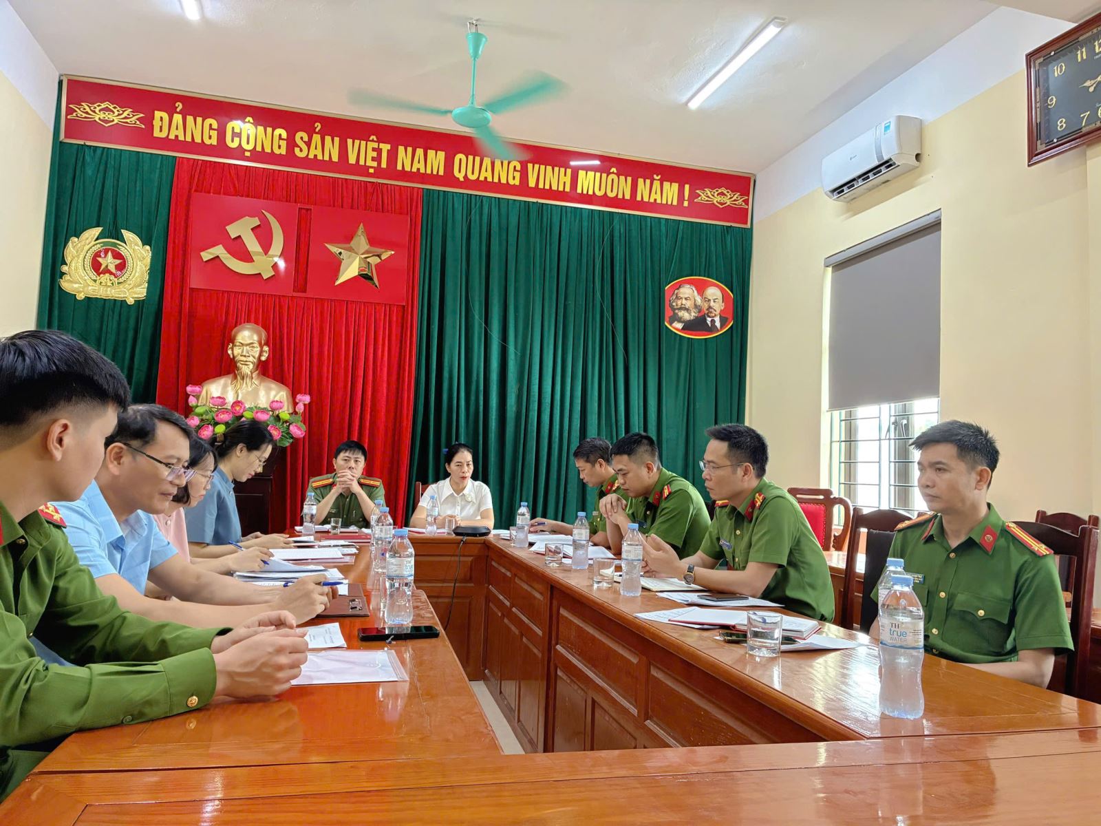 Đoàn kiểm tra Đảng uỷ xã Tống Trân làm việc với Chi bộ Công an và cá nhân đồng chí Bí thư Chi bộ Công an xã Tống Trân