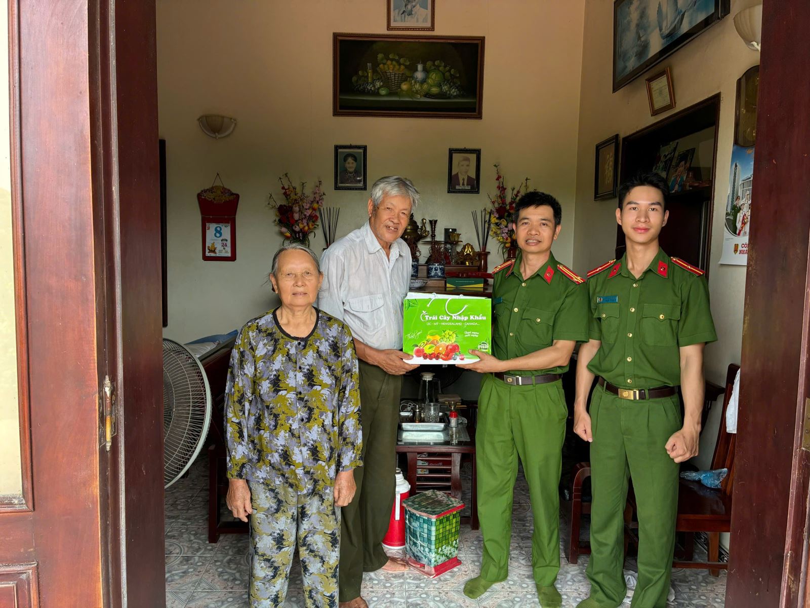 Công an xã Tống Trân thăm hỏi, tặng quà cán bộ hưu trí nhân kỷ niệm 80 năm Ngày truyền thống lực lượng An ninh nhân dân 