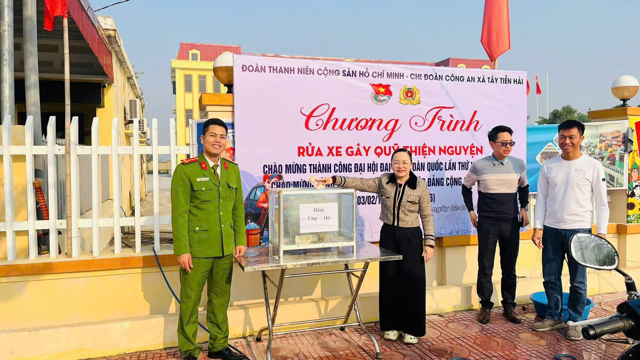 Tuổi trẻ Công an xã Tây Tiền Hải rửa xe gây quỹ thiện nguyện