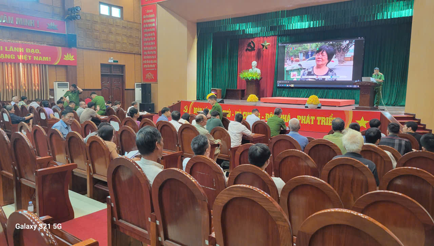 Công an xã Lạc Đạo tổ chức tuyên truyền, hướng dẫn công tác phòng cháy, chữa cháy và cứu nạn, cứu hộ cho các cơ sở sản xuất, hộ gia đình kết hợp sản xuất, kinh doanh trên địa bàn