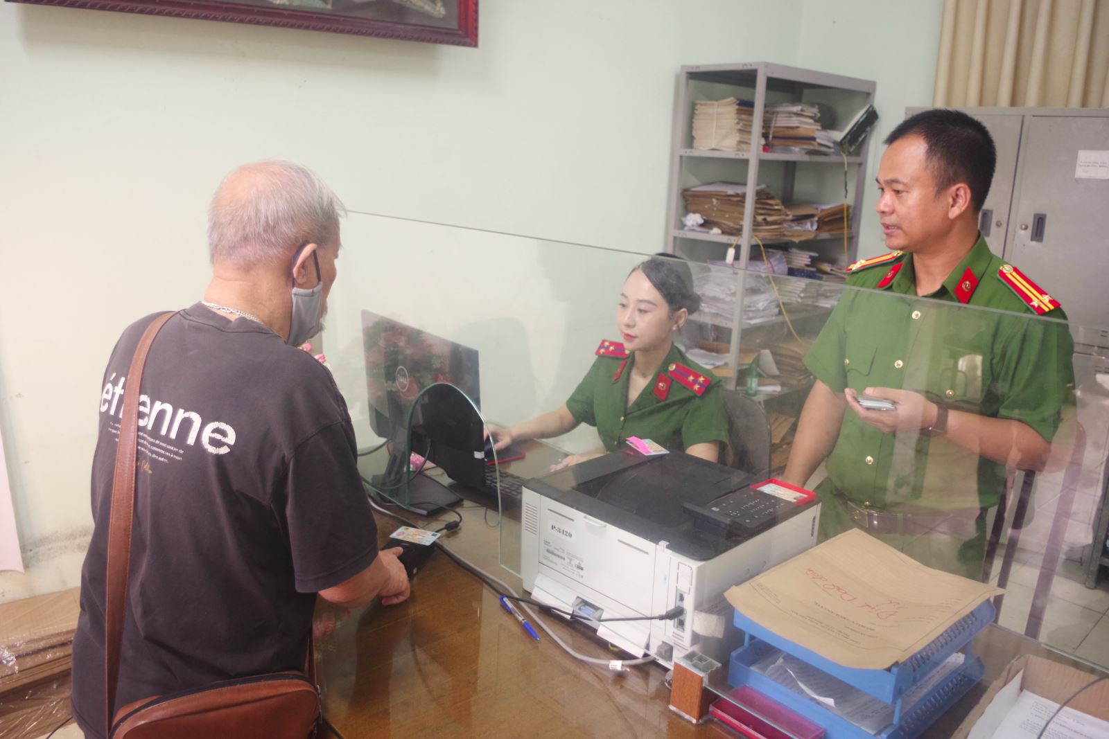 Công an xã Lê Lợi thực hiện cao điểm hoàn thành mục tiêu cấp tài khoản định danh điện tử mức độ 2 trên địa bàn