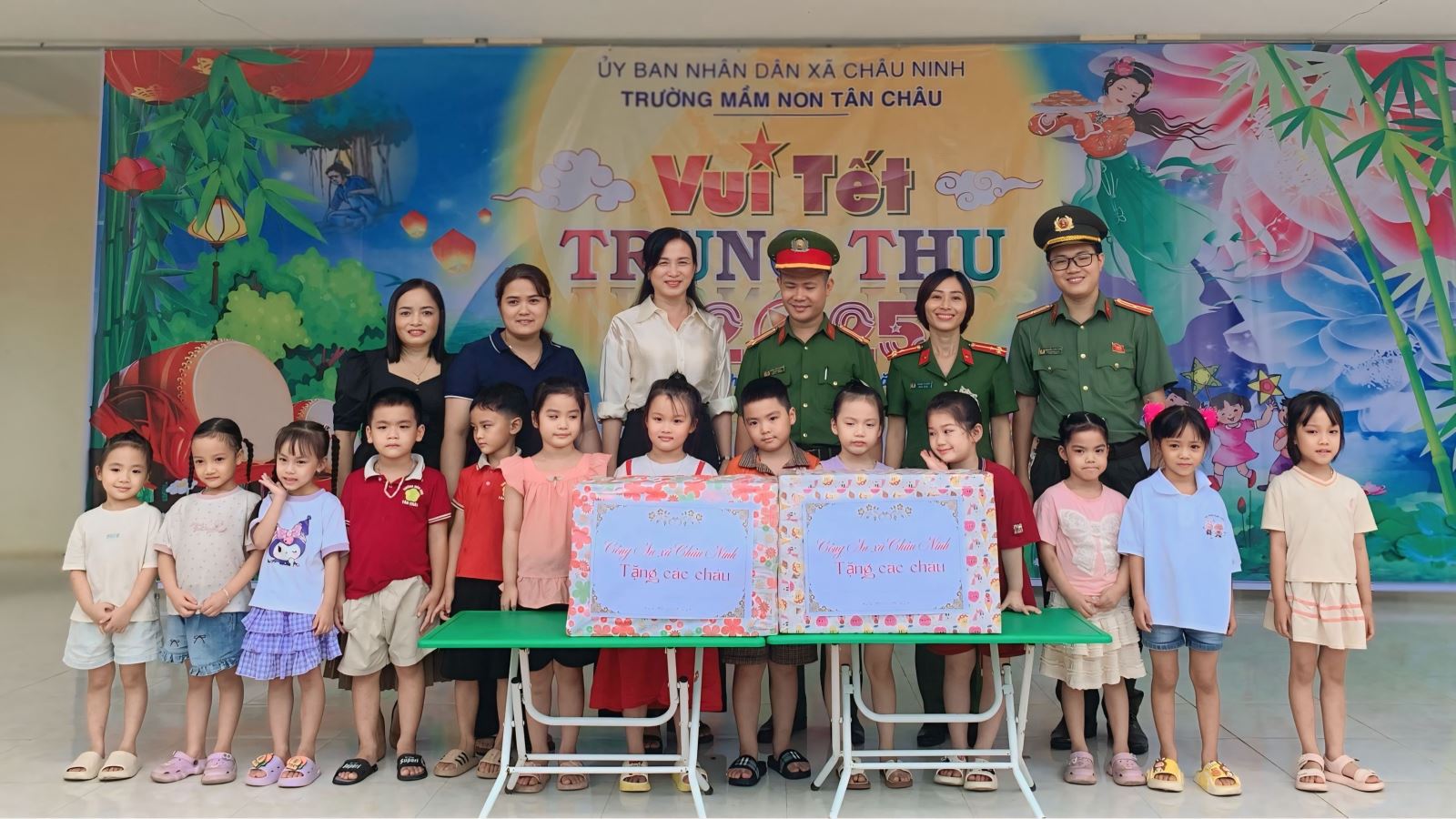 Công an xã Châu Ninh tổ chức trao quà cho thiếu nhi trên địa bàn
