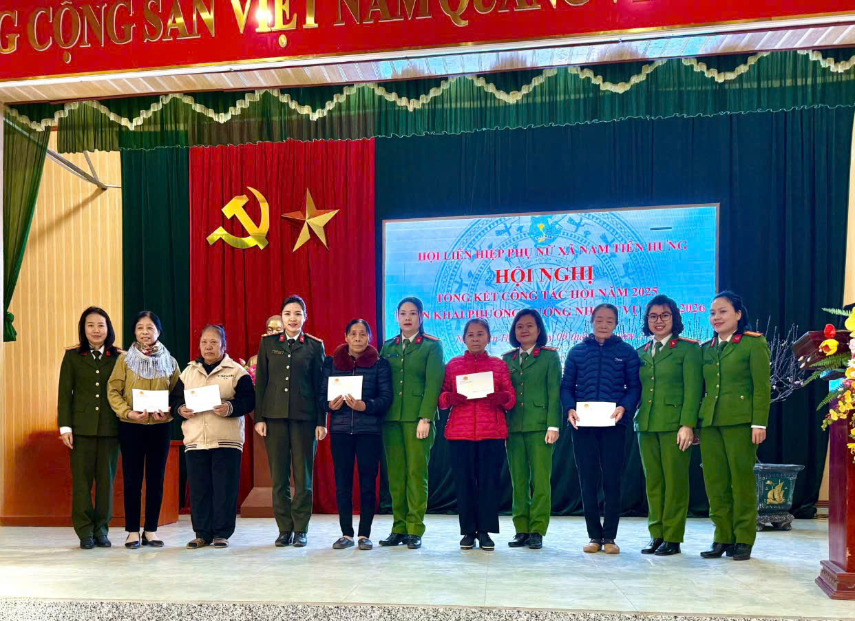 Công an xã Nam Tiên Hưng tổ chức thăm hỏi, tặng quà cho phụ nữ có hoàn cảnh khó khăn và trẻ em mồ côi trên địa bàn xã