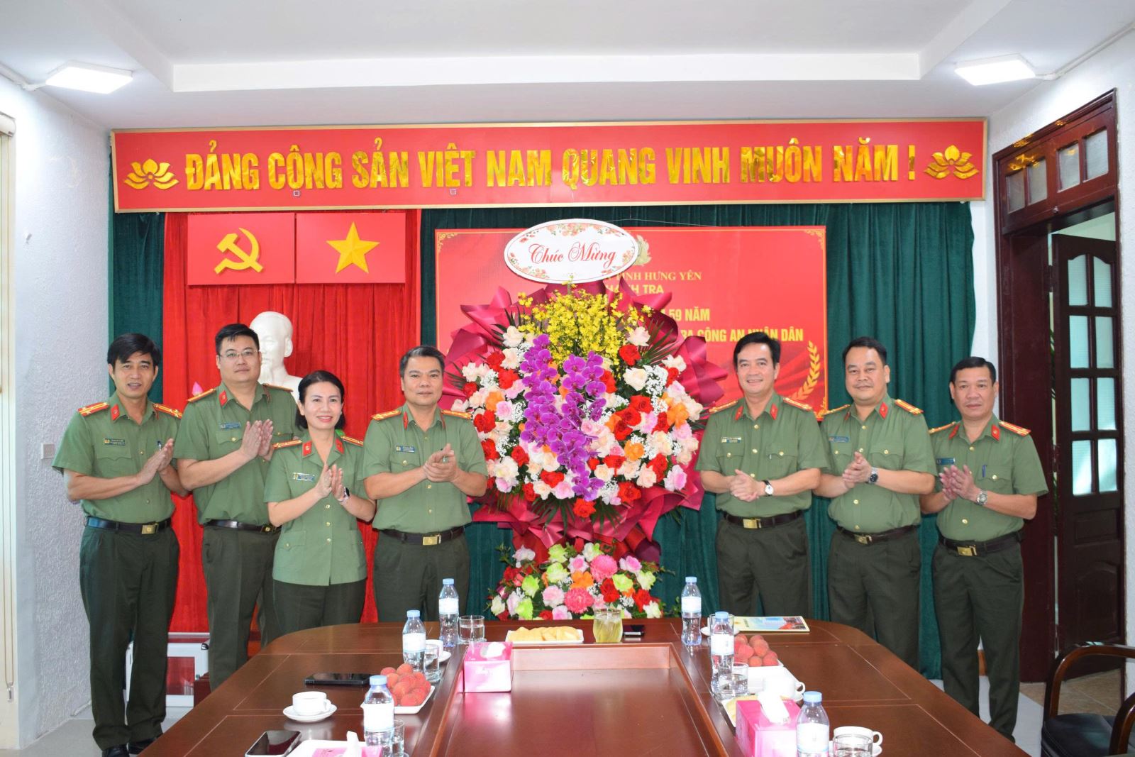 Đảng ủy, Lãnh đạo Công an tỉnh tặng hoa động viên cán bộ Thanh tra Công an tỉnh nhân kỷ niệm 59 năm ngày truyền thống lực lượng Thanh tra Công an nhân dân (28/5/1967 - 28/5/2026)