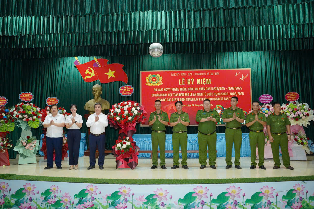 Xã Tân Thuận long trọng tổ chức Lễ kỷ niệm 80 năm Ngày truyền thống Công an nhân dân và 20 năm Ngày hội toàn dân bảo vệ an ninh Tổ quốc