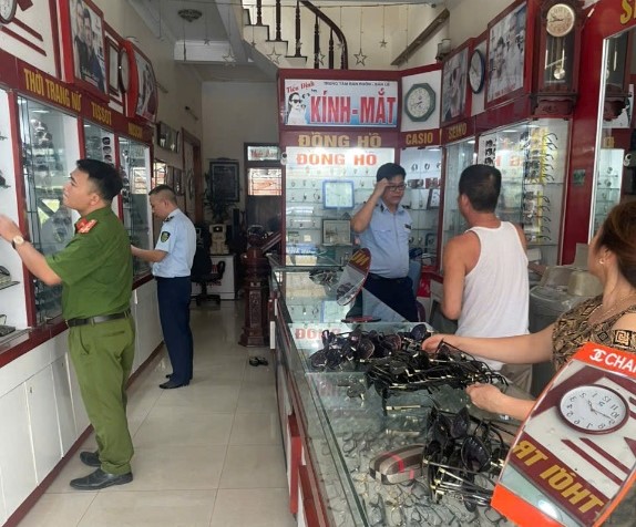 Công an xã Vũ Quý tăng cường kiểm tra, xử lý hành vi kinh doanh hàng hóa không rõ nguồn gốc, có dấu hiệu xâm phạm quyền sở hữu công nghiệp