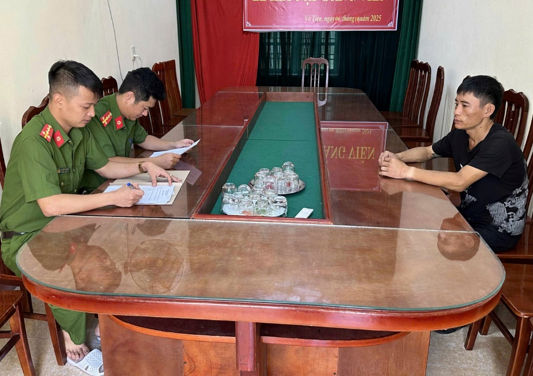 Công an xã Vũ Tiên điều tra, làm rõ, bắt giữ đối tượng trộm cắp tài sản.