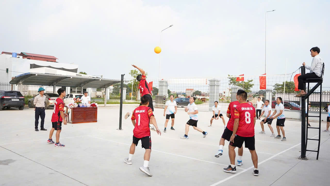Công an xã Xuân Trúc giao hữu bóng chuyền hơi với UBND xã Xuân Trúc chào mừng kỷ niệm 80 năm cách mạng tháng Tám thành công và Quốc khánh 02/9