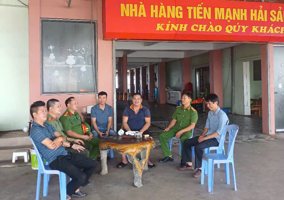 Công an xã Hưng Phú tổ chức tuyên truyền Luật quản lý, sử dụng vũ khí, vật liệu nổ, công cụ hỗ trợ và pháo nổ cho ngư dân.