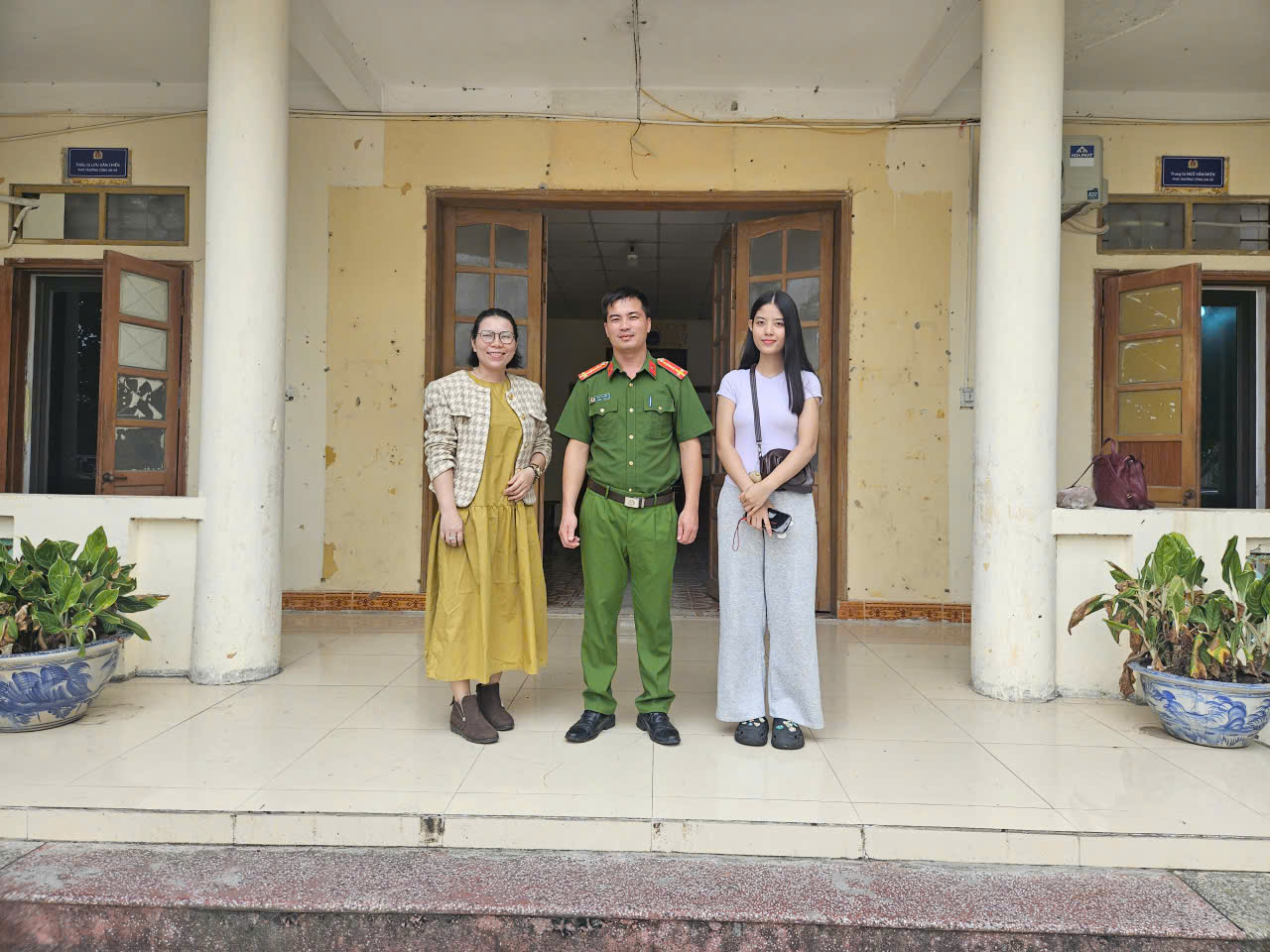 Người dân gửi thư cảm ơn cán bộ, chiến sĩ Công an xã Lê Quý Đôn, tỉnh Hưng Yên