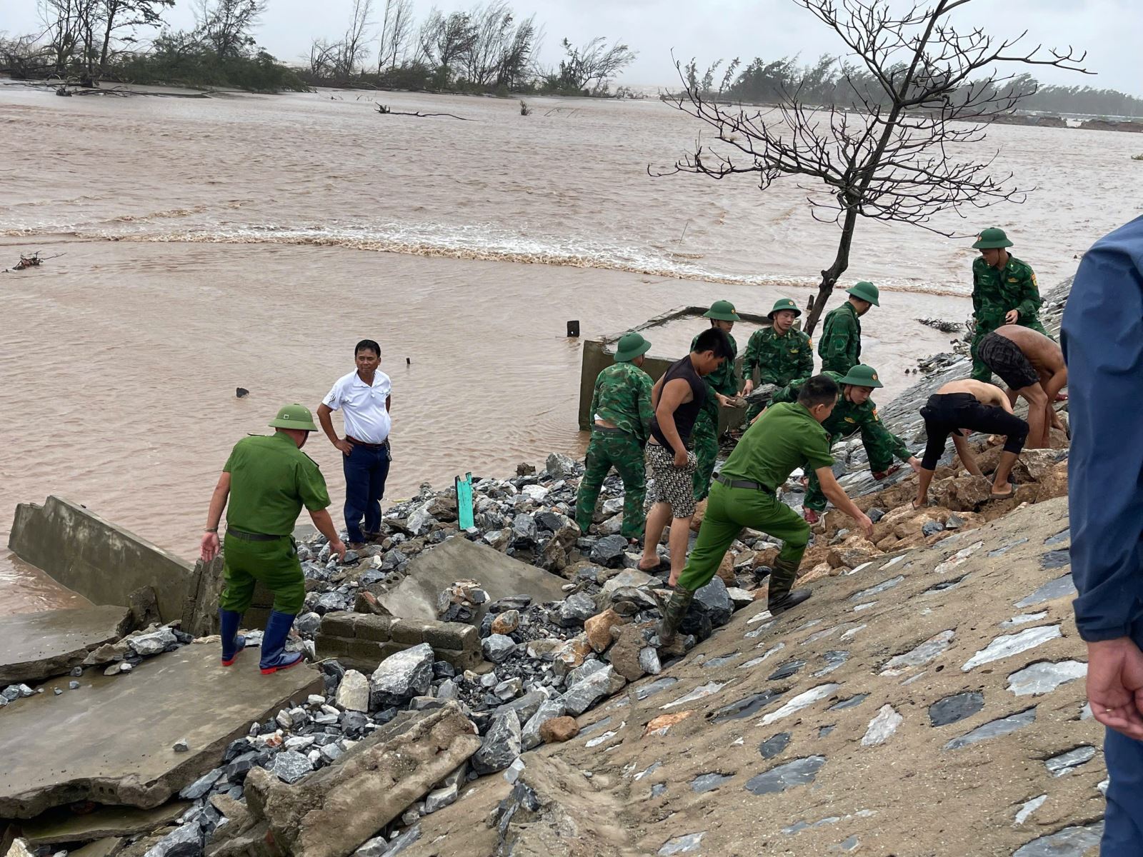 Công an xã Hưng Phú chủ động ứng phó với diễn biến bão số 10 năm 2025.