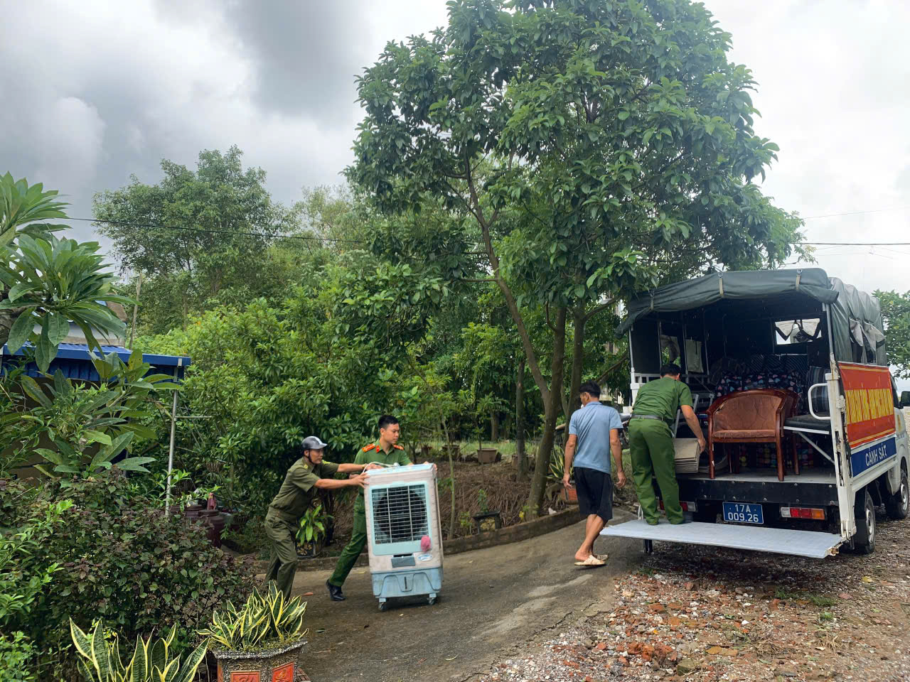 Công an xã Hồng Vũ triển khai đồng bộ các biện pháp ứng phó, hạn chế thiệt hại do lũ gây ra