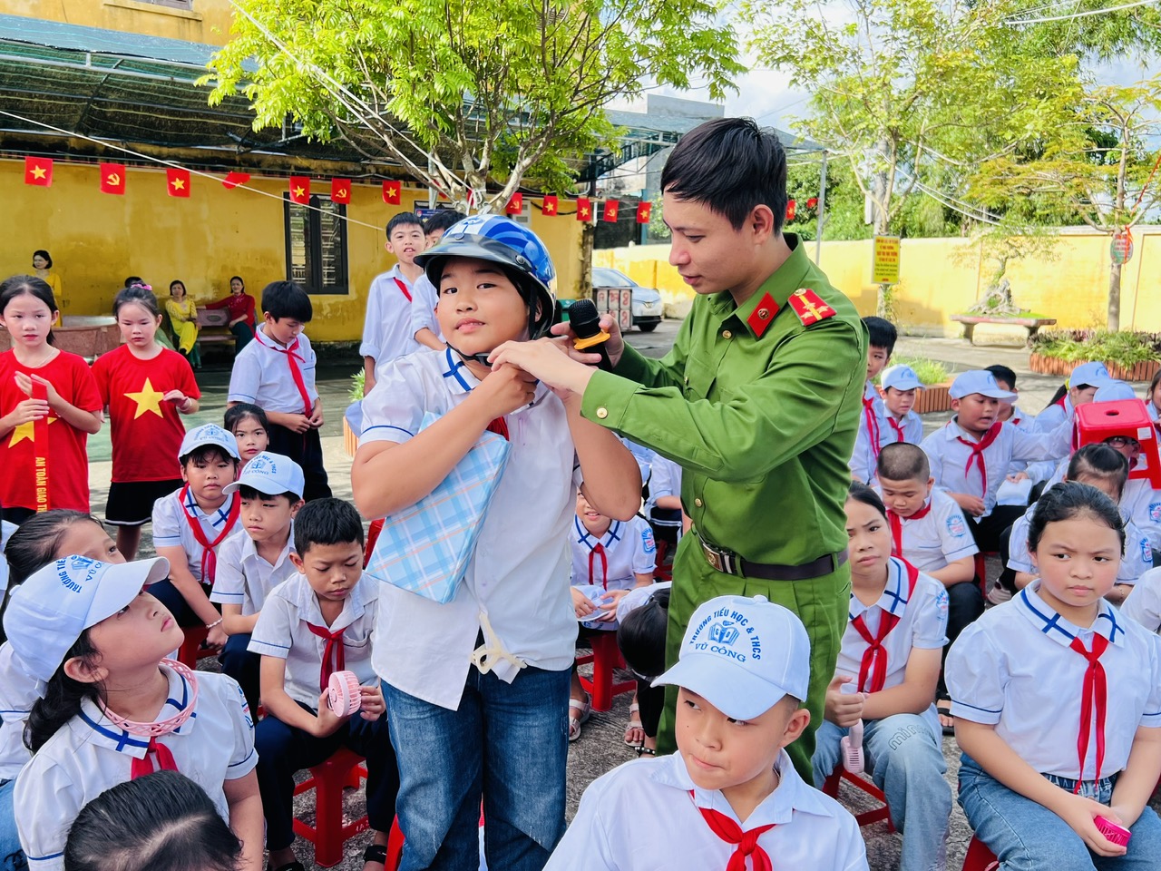 Công an xã Hồng Vũ đẩy mạnh tuyên truyền An toàn Giao thông trong trường học