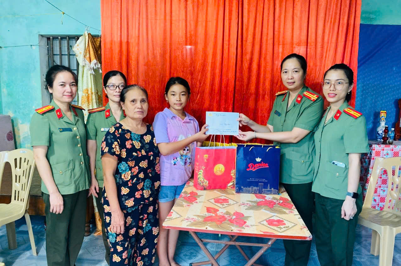 Hội phụ nữ phòng Hồ sơ nghiệp vụ thăm, tặng quà cháu học sinh có hoàn cảnh khó khăn trong dịp Tết trung thu