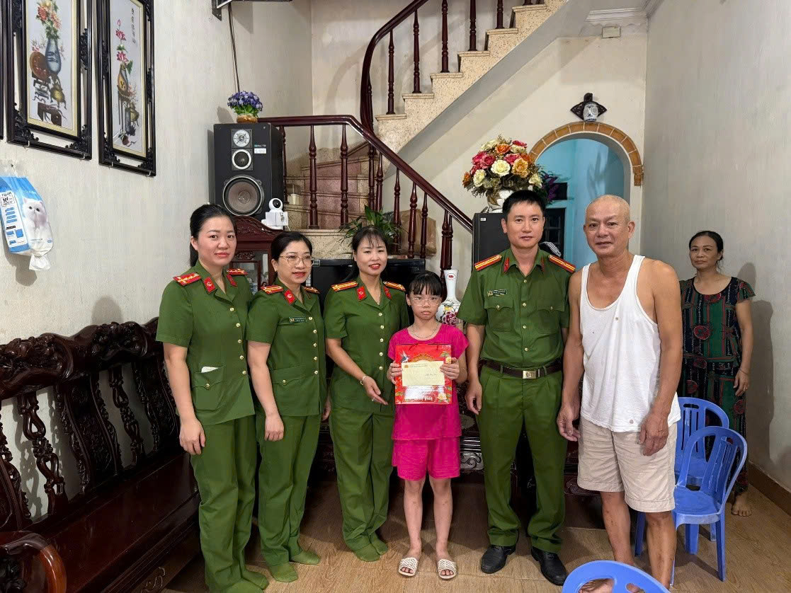 Công an phường Vũ Phúc tặng quà cho trẻ em có hoàn cảnh khó khăn trên địa bàn dịp Tết Trung thu năm 2025.