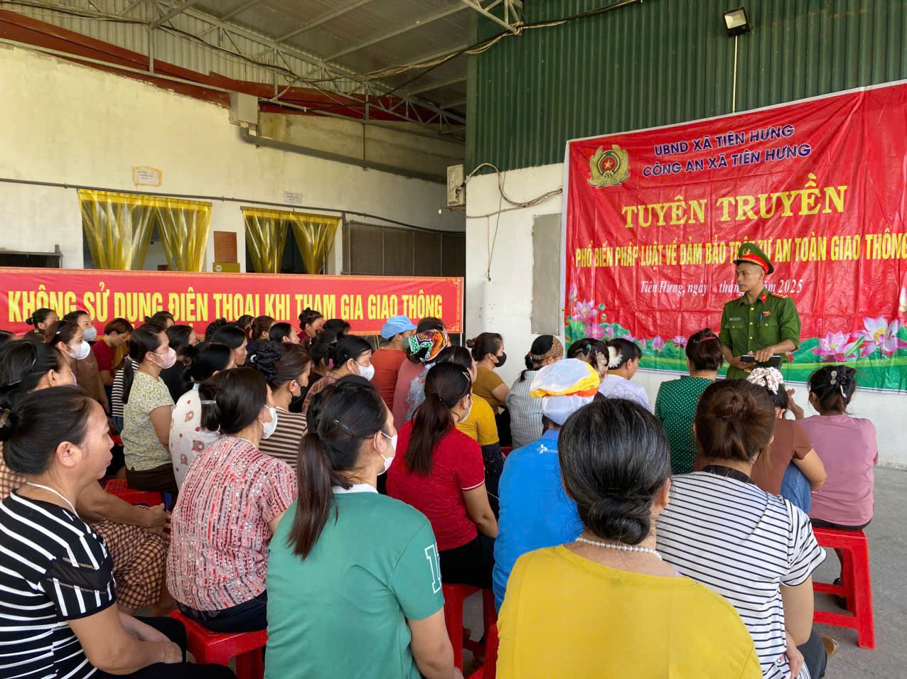 Công an xã Tiên Hưng: Tổ chức tuyên truyền phổ biến pháp luật về đảm bảo trật tự an toàn giao thông tại Công ty đồ chơi Lucky Hưng Thịnh, xã Tiên Hưng, tỉnh Hưng Yên.