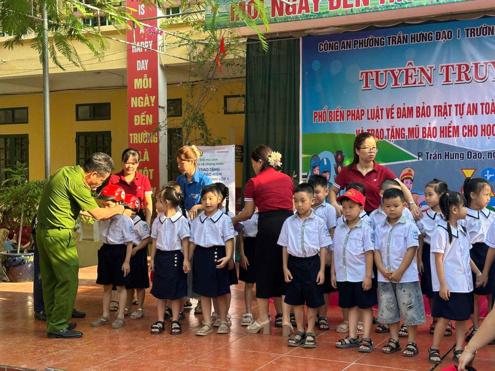 Công an phường Trần Hưng Đạo: Phổ biến pháp luật về đảm bảo an ninh trật tự cho học sinh