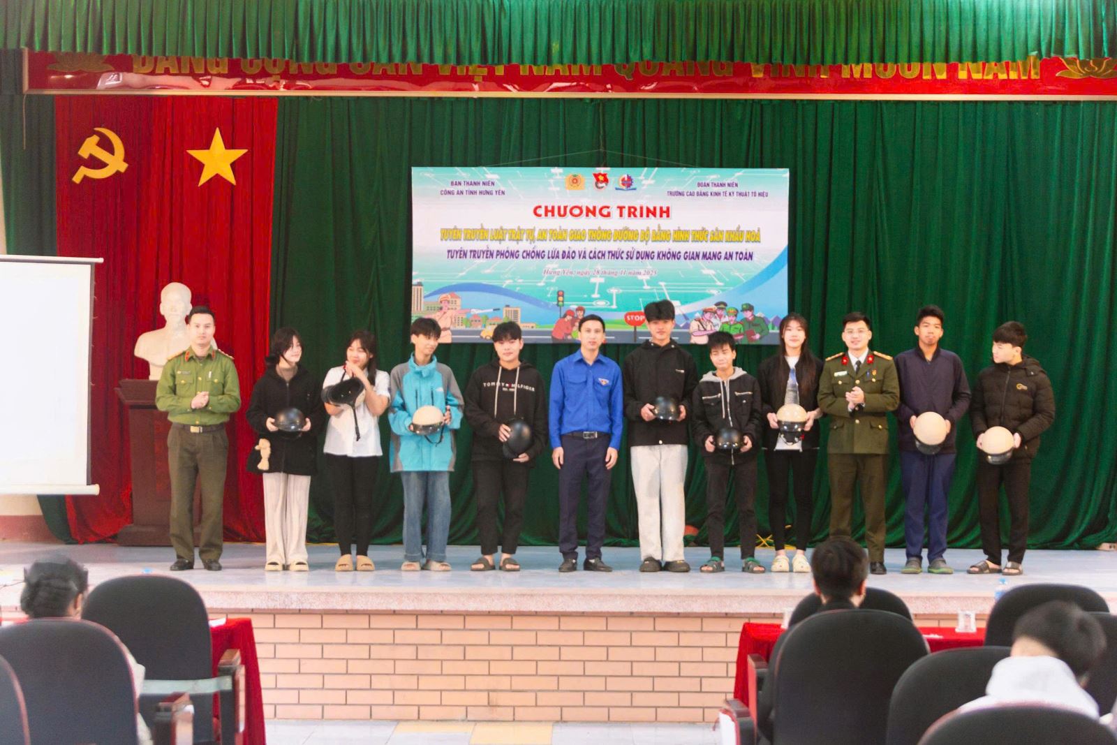 Ban Thanh niên Công an tỉnh phối hợp Đoàn Thanh niên Trường Cao đẳng Kinh tế - Kỹ thuật Tô Hiệu tổ chức tuyên truyền pháp luật cho học sinh, sinh viên