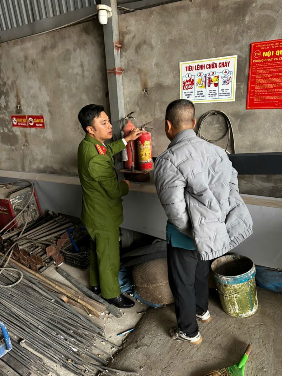 Công an xã Việt Yên tăng cường kiểm tra, hướng dẫn Nhân dân bảo đảm an toàn phòng cháy, chữa cháy dịp Tết Nguyên đán 2026
