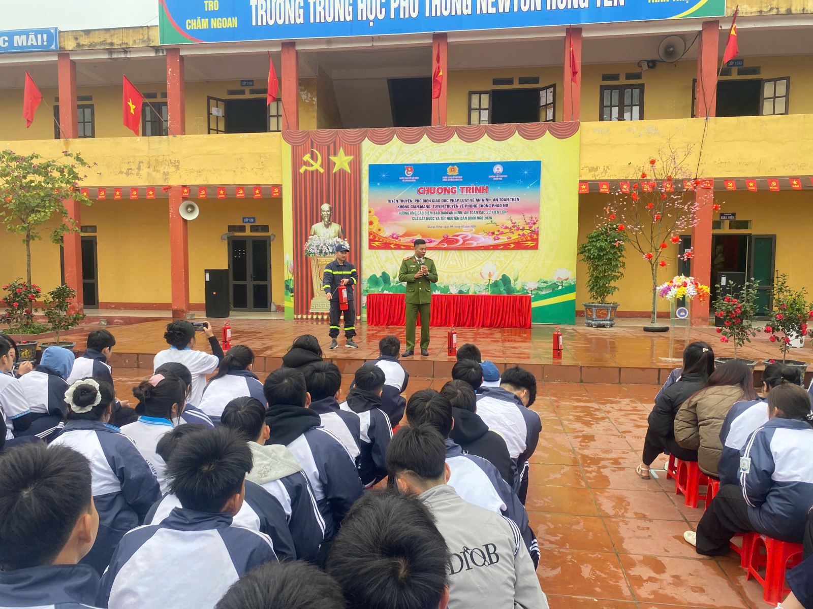 Ban Thanh niên Công an tỉnh tuyên truyền pháp luật về pháo, phòng cháy chữa cháy và cứu nạn cứu hộ, an ninh mạng tại Trường THPT Newton Hưng Yên