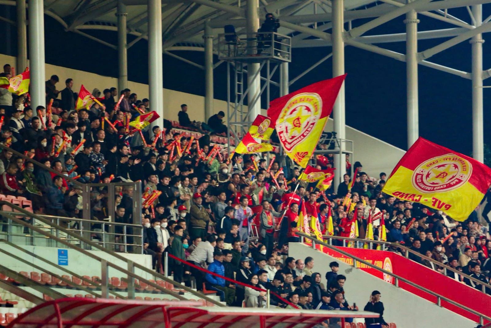 Tuổi trẻ Công an tỉnh Hưng Yên tiếp lửa cho CLB Trẻ PVF-CAND  trong trận hòa với CLB Trường Tươi Đồng Nai