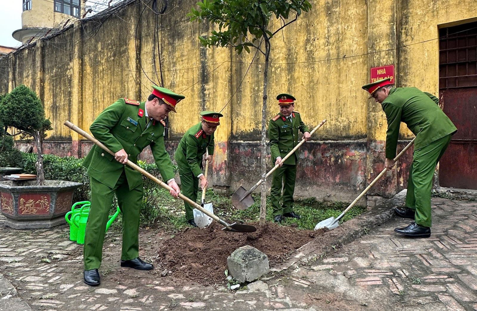 Trại Tạm giam số 1 hưởng ứng “Tết trồng cây đời đời nhớ ơn Bác Hồ”