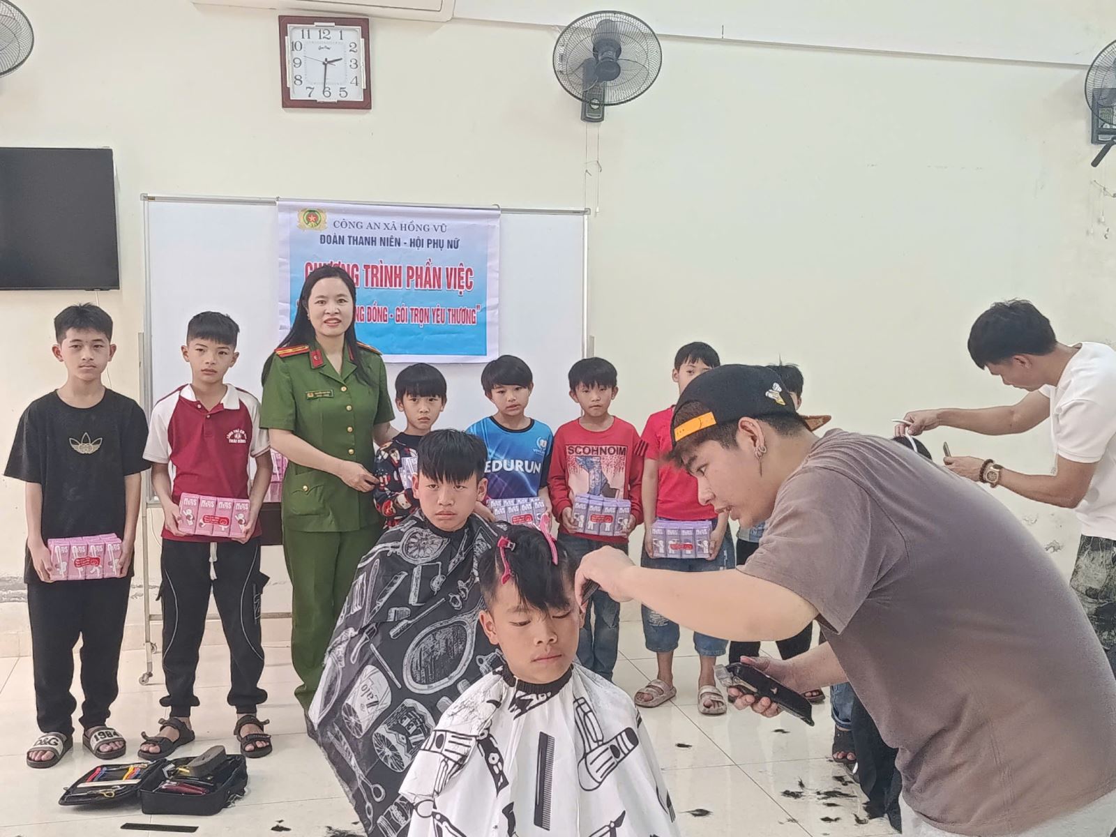 Đoàn Thanh niên - Hội Phụ nữ Công an xã Hồng Vũ tổ chức chương trình cắt tóc miễn phí cho các em nhỏ tại Làng trẻ em SOS