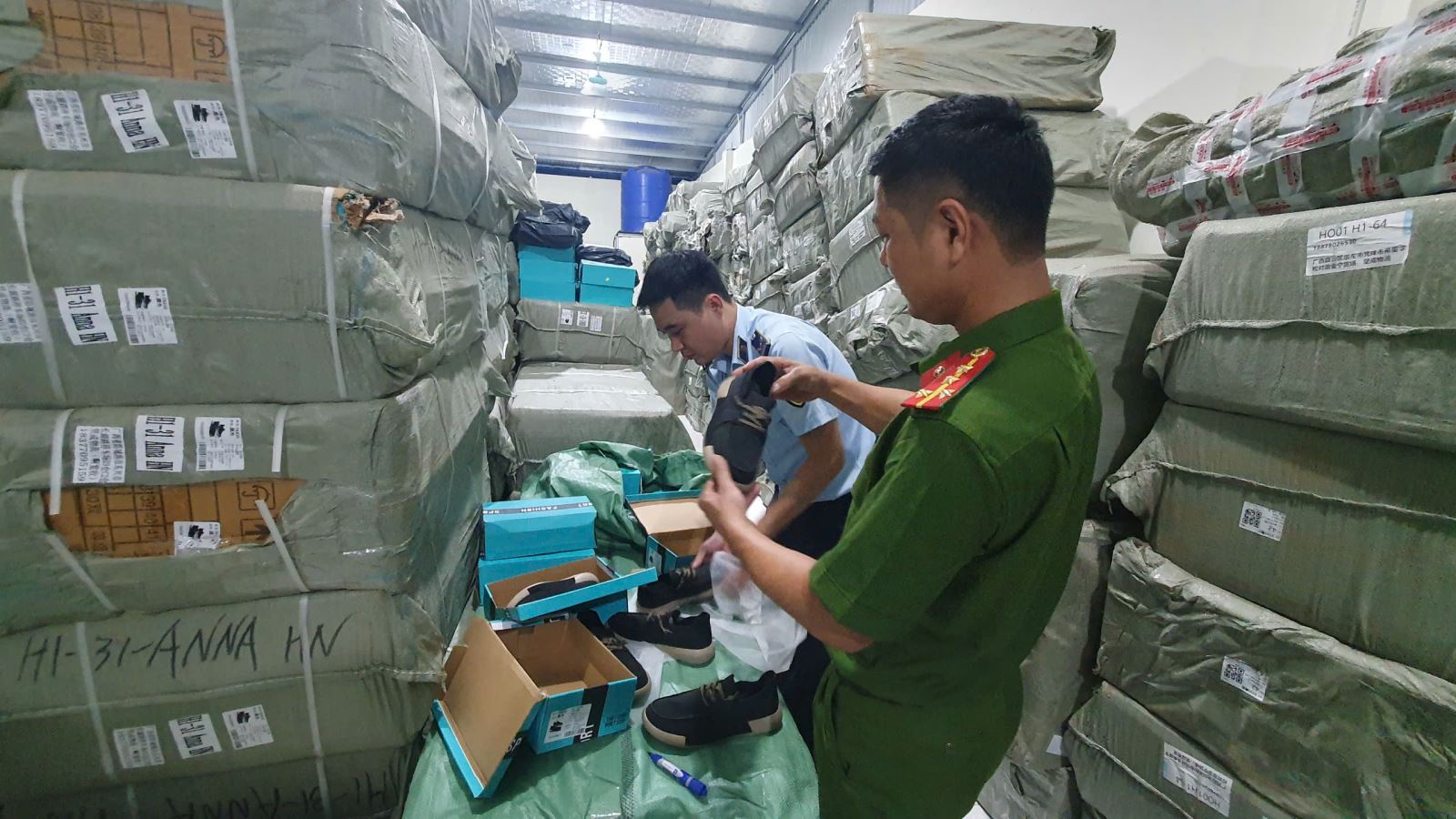 Phòng Cảnh sát kinh tế đấu tranh tình trạng sản xuất, buôn bán và tiêu thụ hàng giả, hàng nhái, hàng hóa không rõ nguồn gốc, xuất xứ