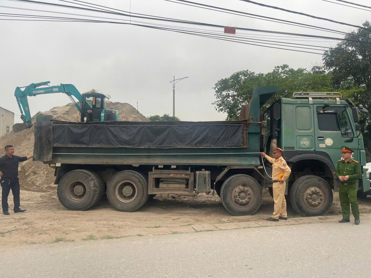 Công an xã Tiên Hoa phối hợp Phòng Cảnh sát giao thông tổng rà soát phương tiện ô tô tải tự đổ, sơ mi rơ moóc tải trọng lớn
