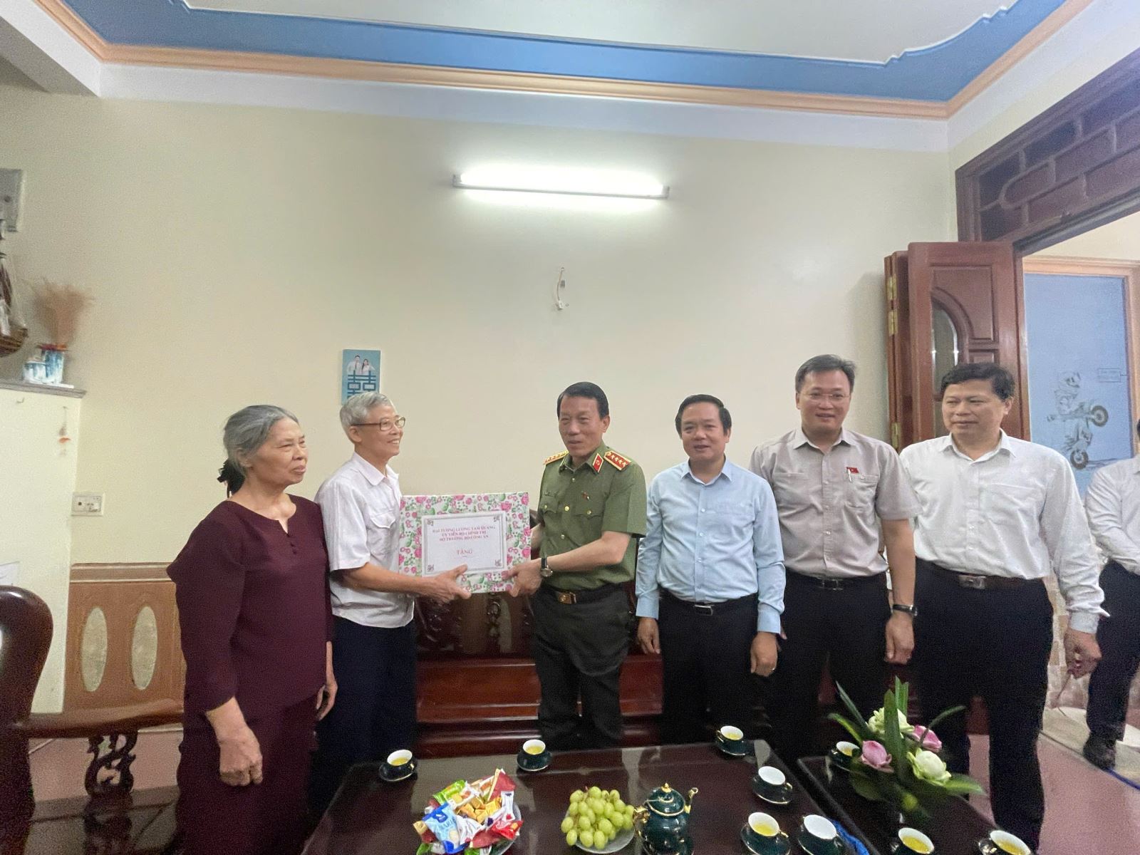 Bộ trưởng Lương Tam Quang thăm, tặng quà thương binh ở phường Phố Hiến