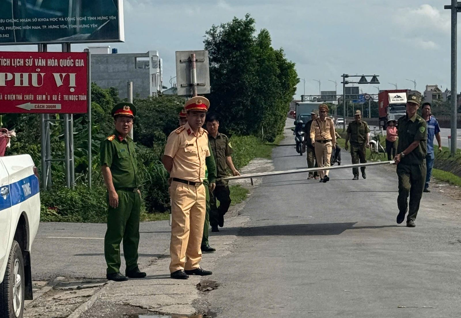 Công an xã Tân Hưng phối hợp Phòng Cảnh sát giao thông ra quân bảo đảm trật tự, an toàn giao thông trên tuyến đường nối hai cao tốc