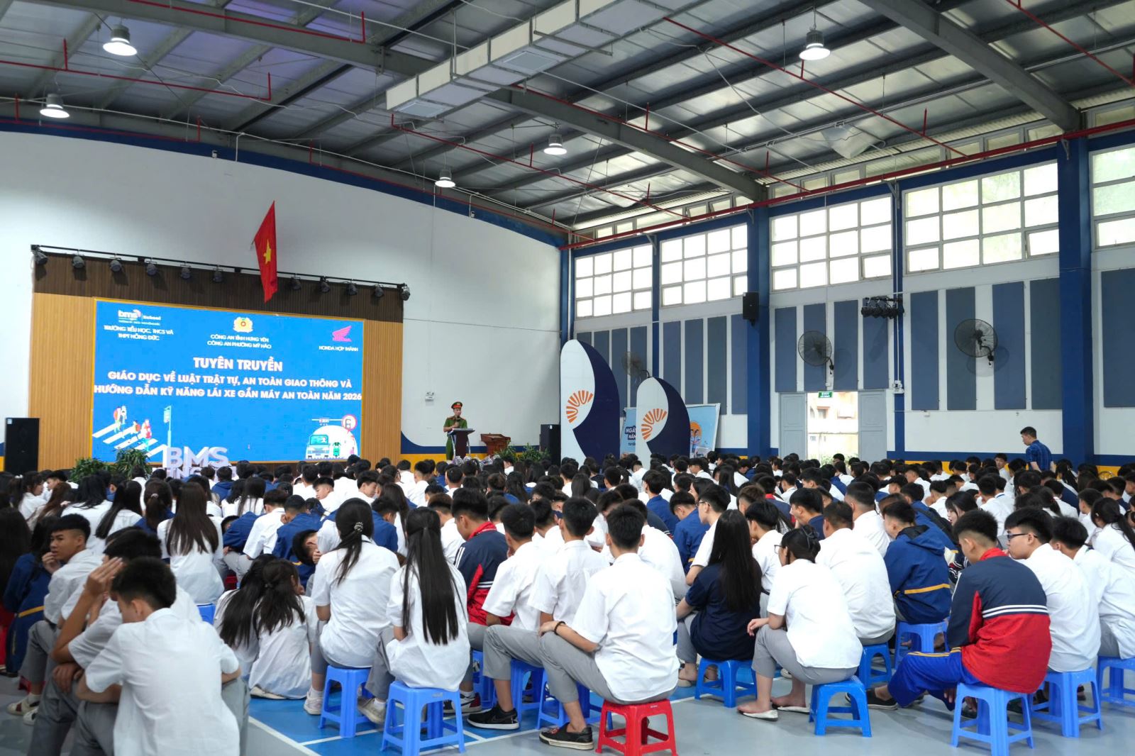 Công an phường Mỹ Hào tổ chức tuyên truyền, hướng dẫn kỹ năng lái xe an toàn cho học sinh năm 2026