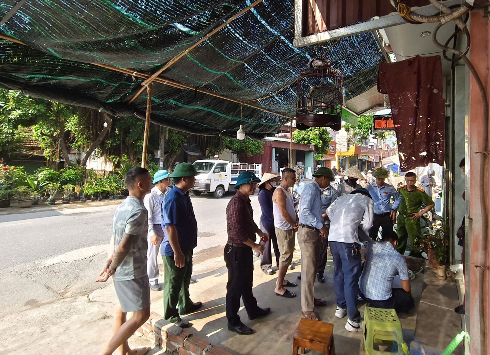 Công an xã Nam Thái Ninh tham mưu Ủy ban nhân dân xã ra quân giải tỏa hành lang an toàn giao thông