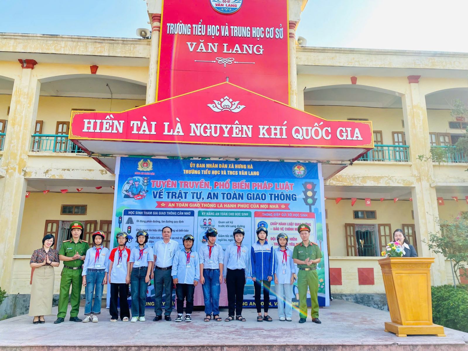 Công an xã Hưng Hà tăng cường tuyên truyền pháp luật về trật tự an toàn giao thông trong trường học, bảo đảm giao thông tĩnh trên địa bàn trước kỳ nghỉ hè