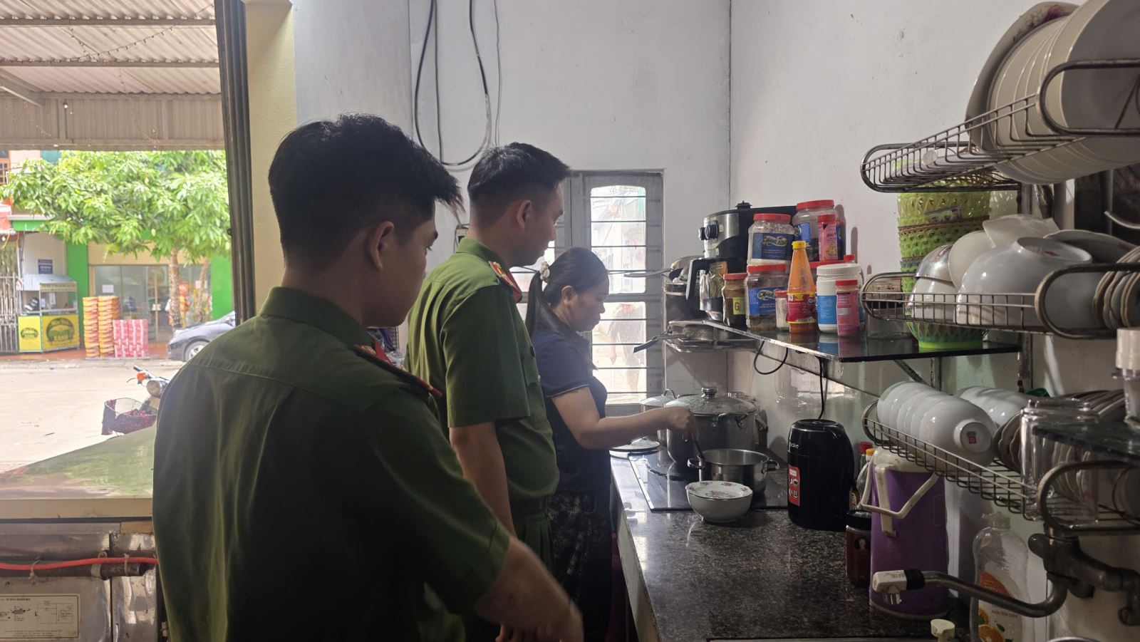 Công an xã Nam Đông Hưng tăng cường công tác kiểm tra, hướng dẫn đảm bảo an vệ sinh toàn thực phẩm 