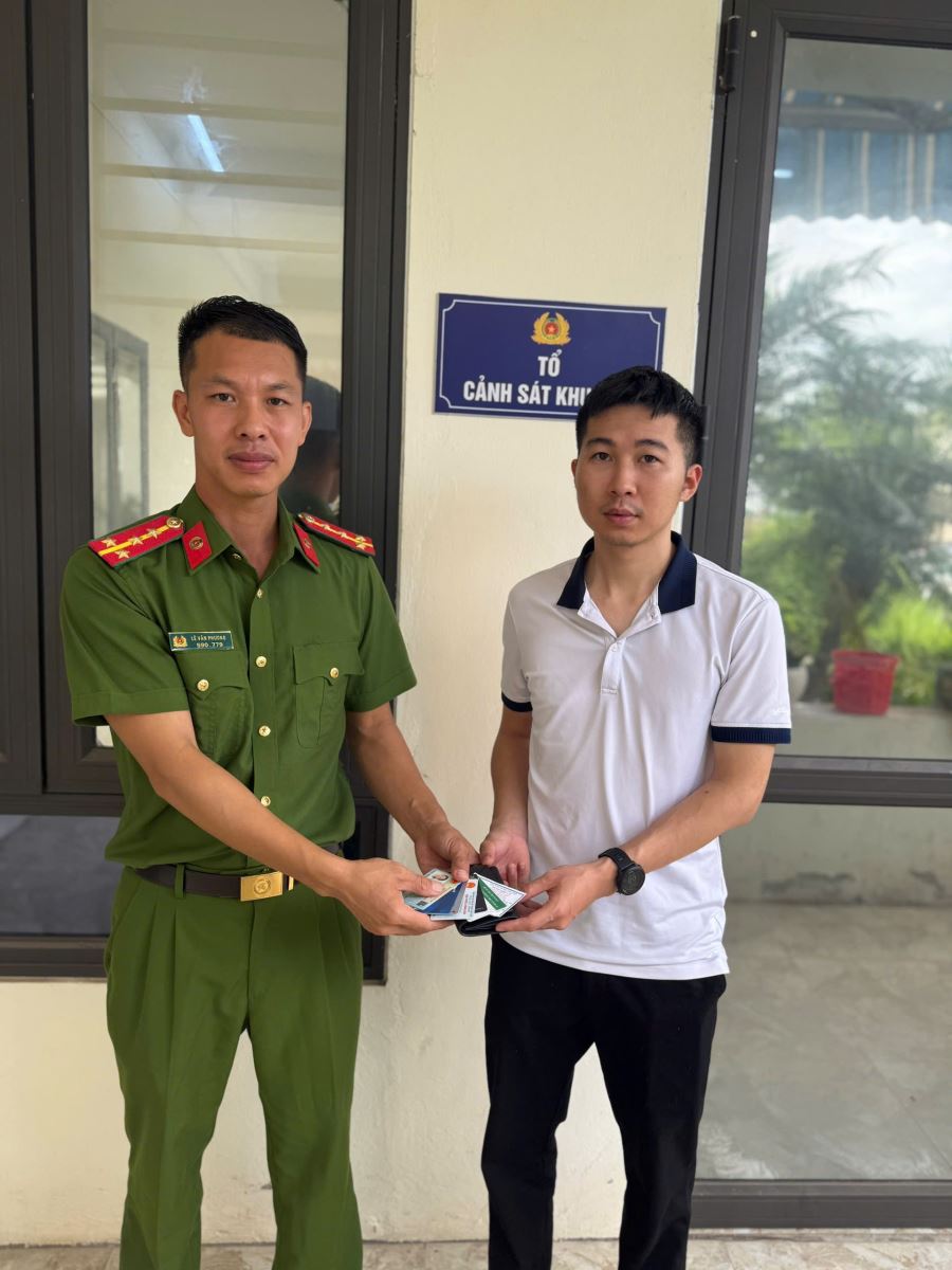 Công an xã Phụng Công kịp thời trao trả tài sản bị đánh rơi cho người dân