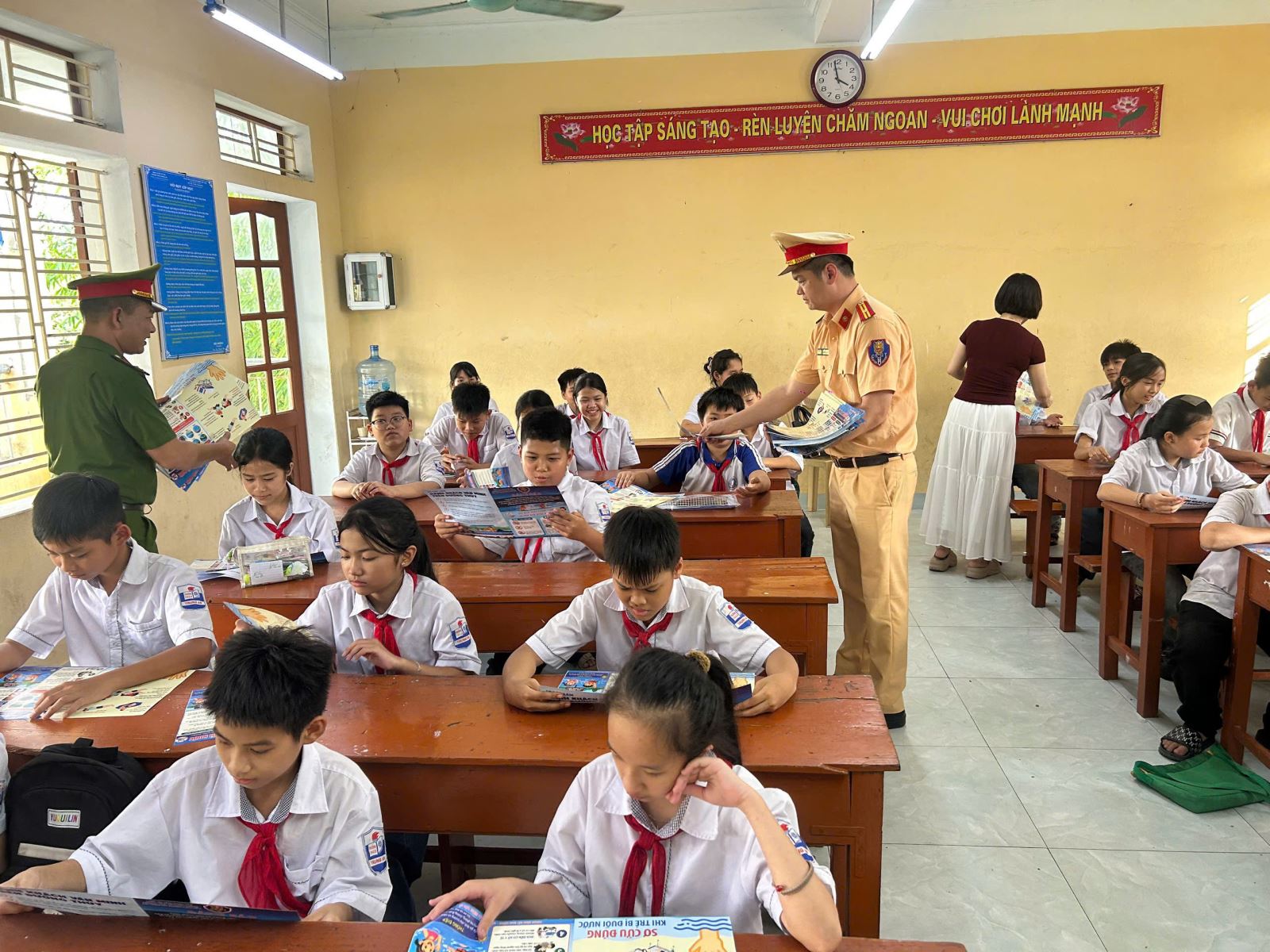 Đội cảnh sát đường thuỷ số 2 đẩy mạnh công tác tuyên truyền về phòng chống đuối nước trong lứa tuổi học sinh trong các trường học