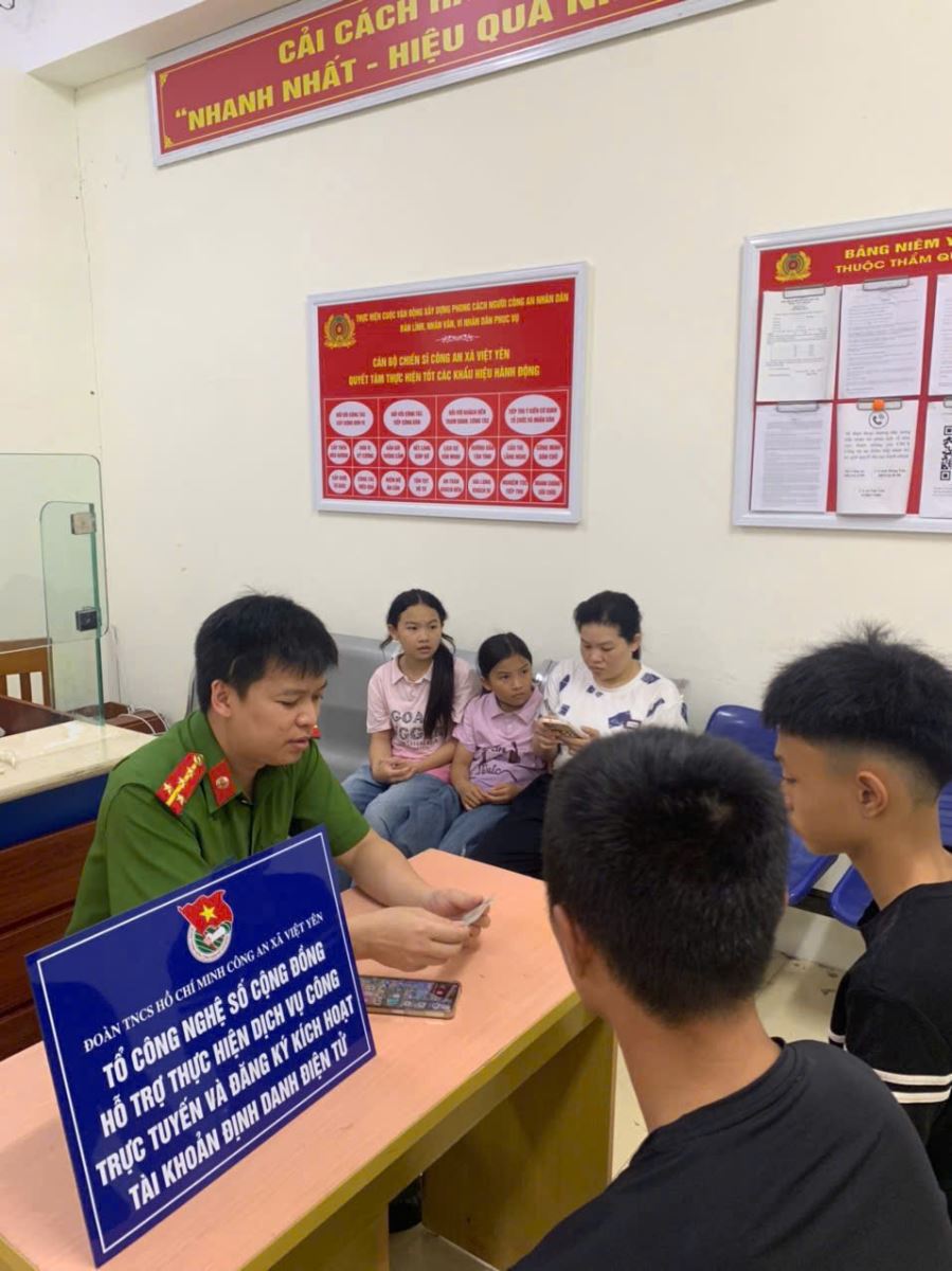Công an xã Việt Yên phát huy hiệu quả hoạt động của Tổ công nghệ số cộng đồng hỗ trợ Nhân dân thực hiện dịch vụ công trực tuyến