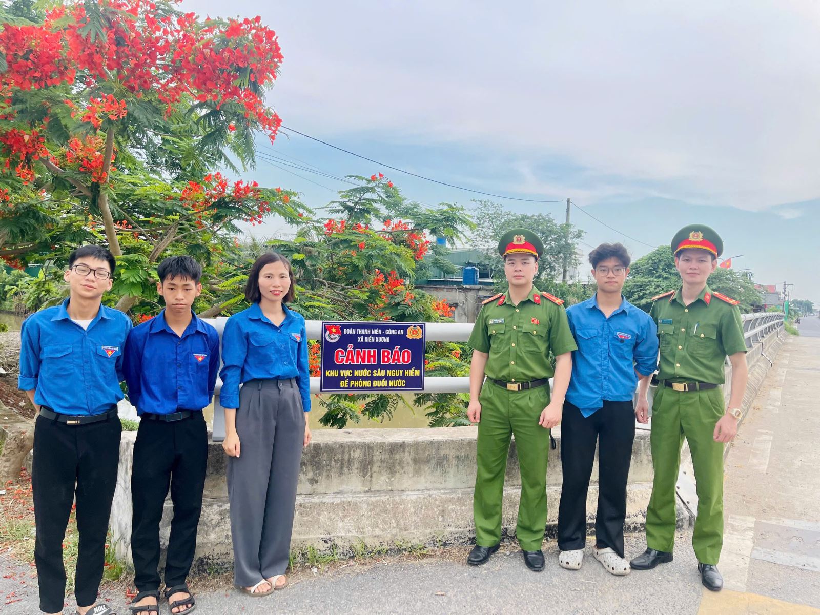 Công an xã Kiến Xương phối hợp Đoàn Thanh niên xã ra quân gắn biển cảnh báo phòng, chống đuối nước trên địa bàn