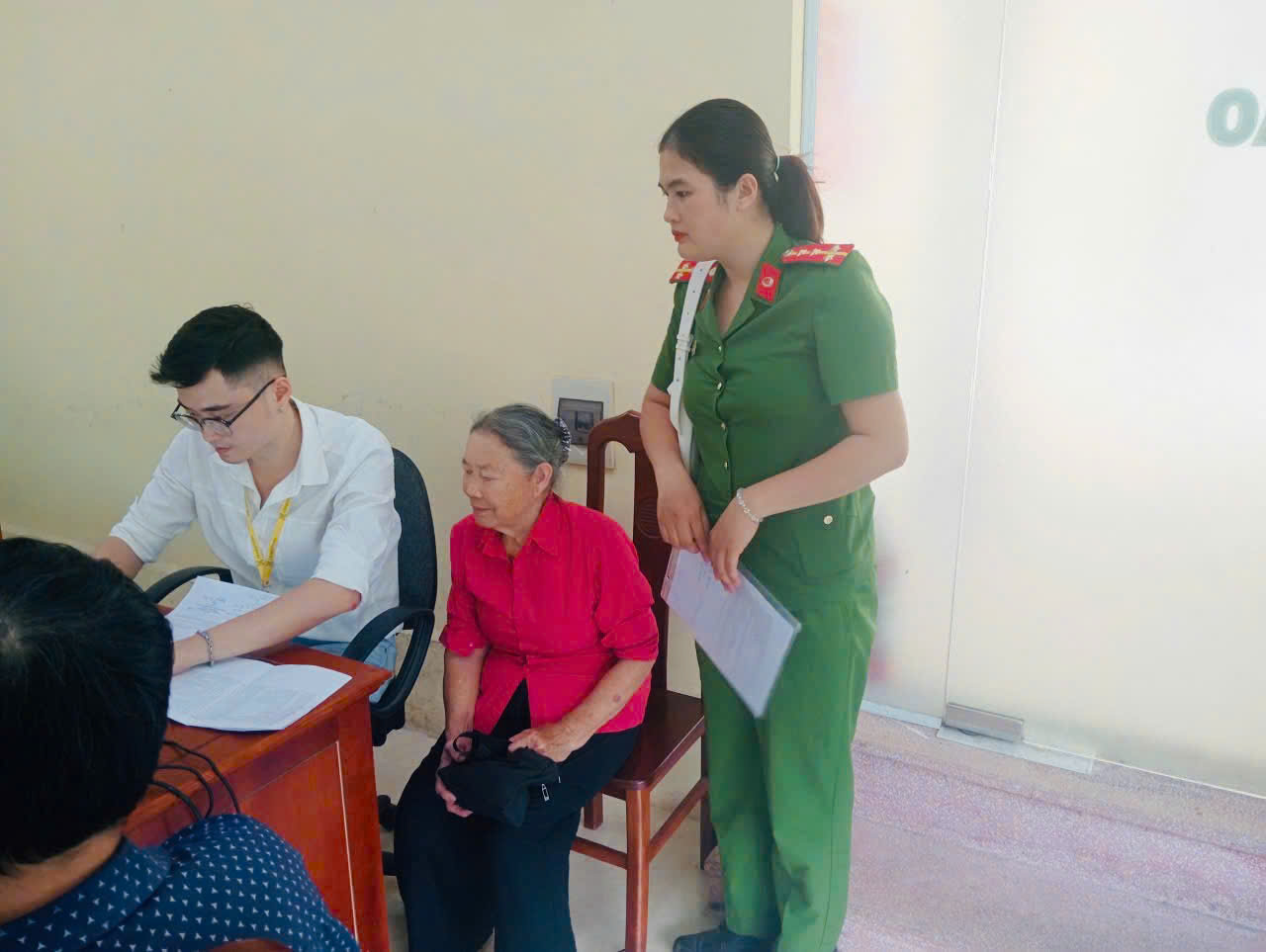 Công an xã Tiên Hưng tích cực thu mẫu ADN cho thân nhân liệt sĩ chưa xác định được danh tính