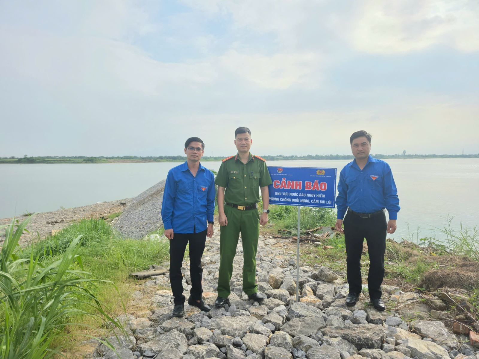 Công an phường Sơn Nam phối hợp với Đoàn thanh niên phường đẩy mạnh tuyên truyền, cắm biển cảnh báo phòng chống đuối nước trên địa bàn
