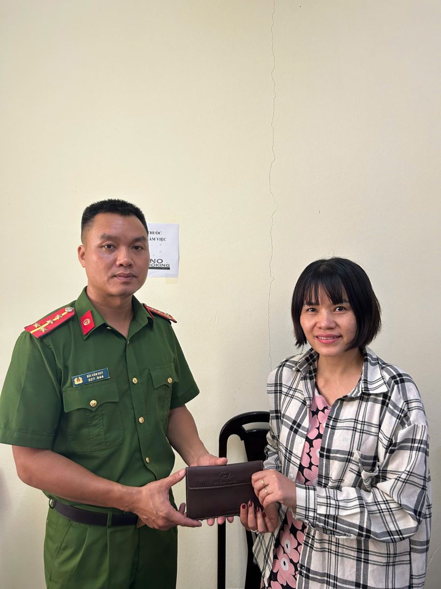 Tận tụy vì Nhân dân phục vụ - Công an phường Hồng Châu nhận thư cảm ơn từ người dân 