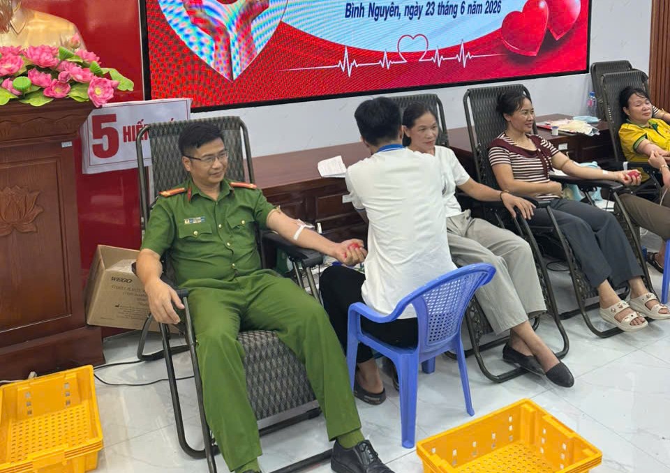 Công an xã Hồng Vũ tích cực tham gia ngày hội hiến máu tình nguyện