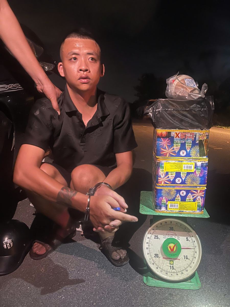 Công an phường Hồng Châu bắt quả tang đối tượng  tàng trữ trái phép pháo nổ
