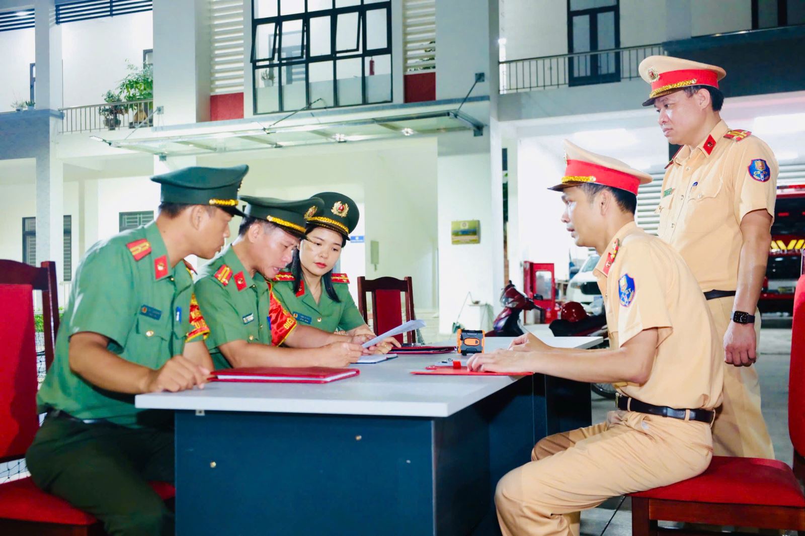 Tăng cường kiểm tra điều lệnh công an nhân dân của cán bộ, chiến sĩ trong thực hiện nhiệm vụ tại các chốt giao thông trên tuyến ĐT379