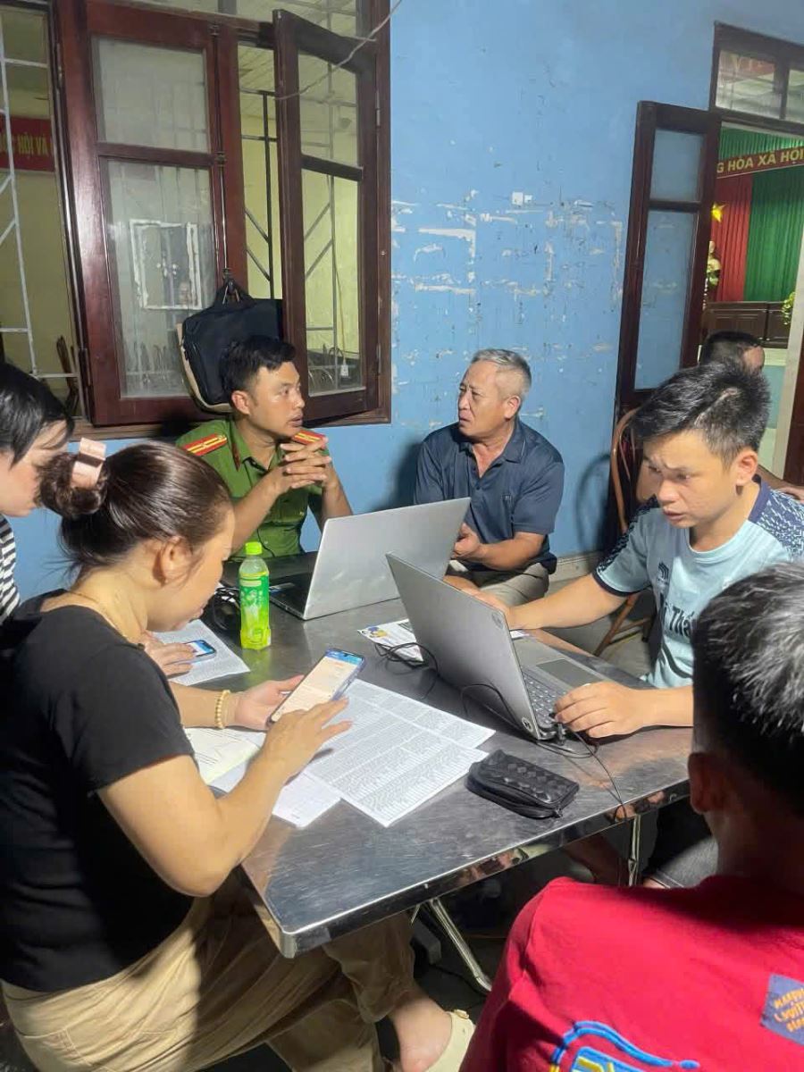 Công an xã Việt Yên đẩy mạnh phối hợp các đoàn thể hỗ trợ người dân cài đặt tài khoản định danh điện tử VNeID mức độ 2
