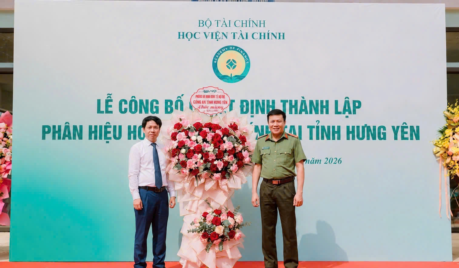  Công an tỉnh Hưng Yên chúc mừng Phân hiệu Học viện Tài chính tại Hưng Yên nhân dịp công bố quyết định thành lập