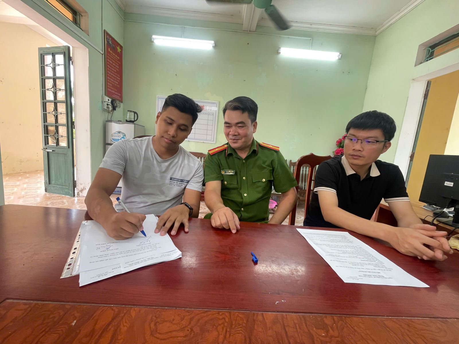 Công an xã Vũ Quý hỗ trợ người dân nhận lại gần 20 triệu đồng chuyển khoản nhầm